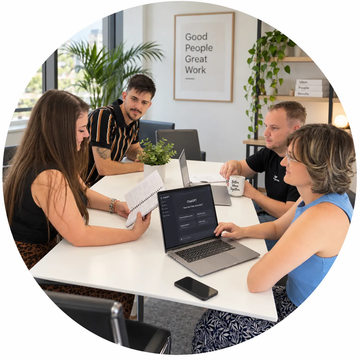 A Shopmentor csapata közösen ötletel egy laptop körül